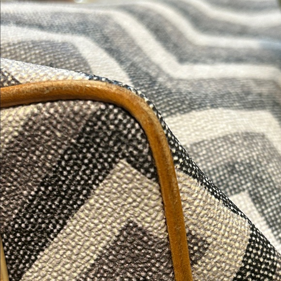 Dooney & Bourke Chevron Gray and Black Tote Bag - Picture 10 of 16